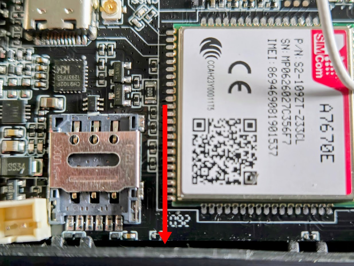 SIM-Slot mit Pfeil in Entriegelungsrichtung
